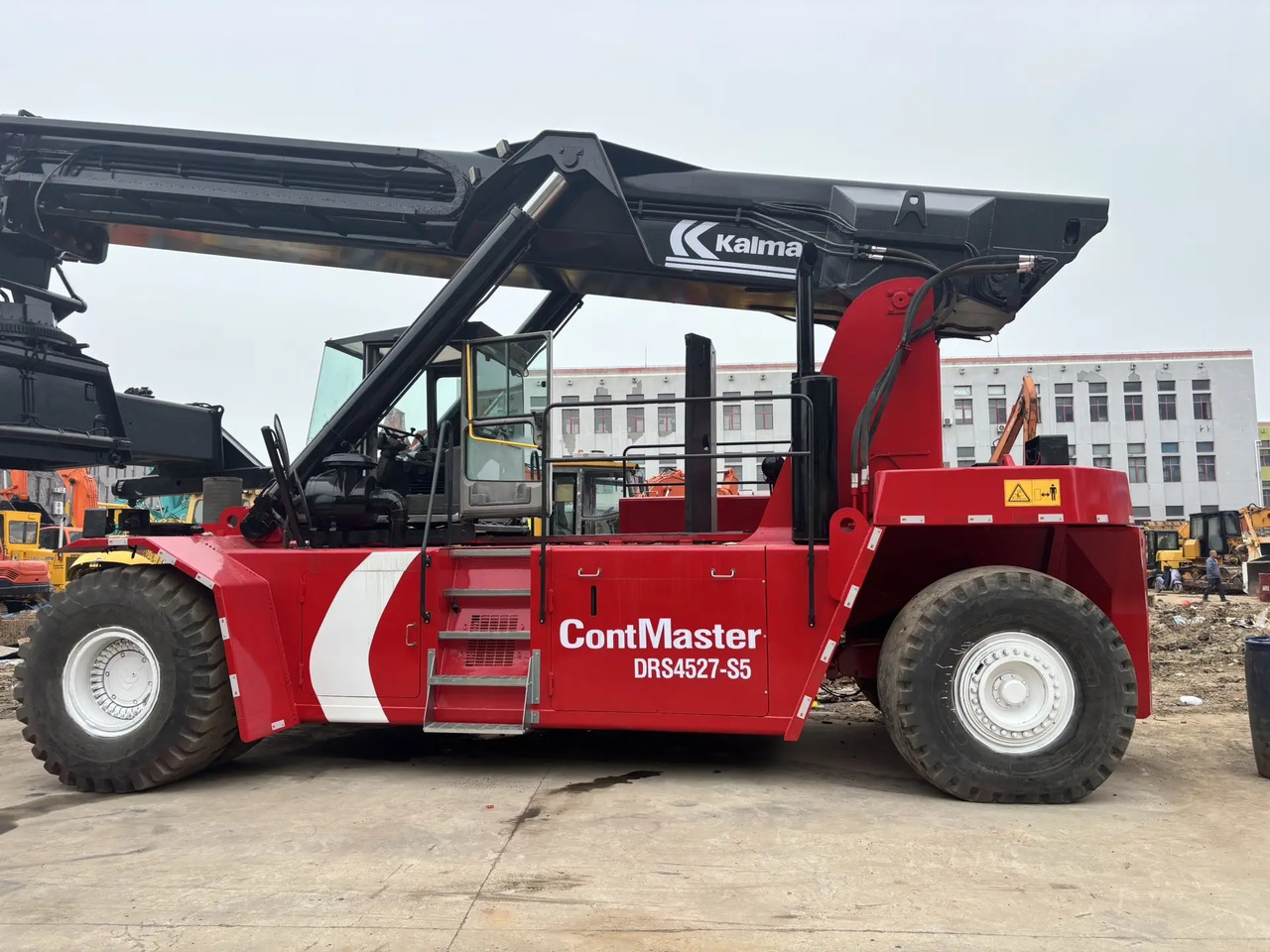 KALMAR DRS 4527 - S5 DRF450 DRT 450 45TON CONTAINER HANDLER - Dizalica za kontejnere: slika 5 KALMAR DRS 4527 - S5 DRF450 DRT 450 45TON CONTAINER HANDLER - Dizalica za kontejnere: slika 5