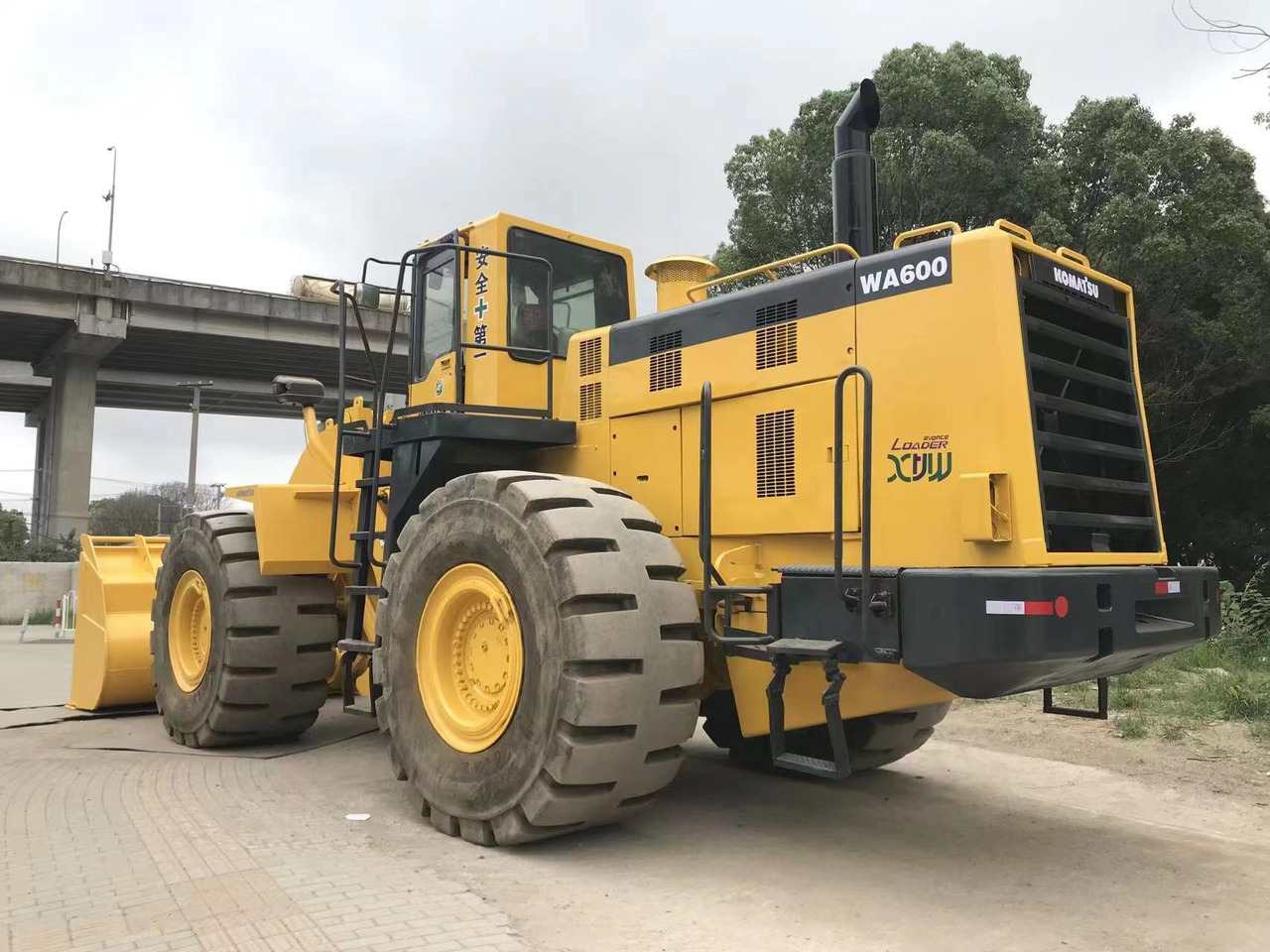 KOMATSU WA600-6 - Utovarivač točkaš: slika 1 KOMATSU WA600-6 - Utovarivač točkaš: slika 1