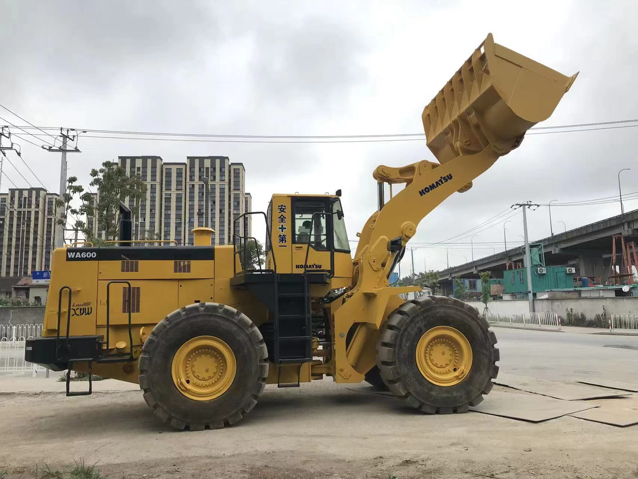 KOMATSU WA600-6 Komatsu WA 600 - 6 - Utovarivač točkaš: slika 2 KOMATSU WA600-6 Komatsu WA 600 - 6 - Utovarivač točkaš: slika 2