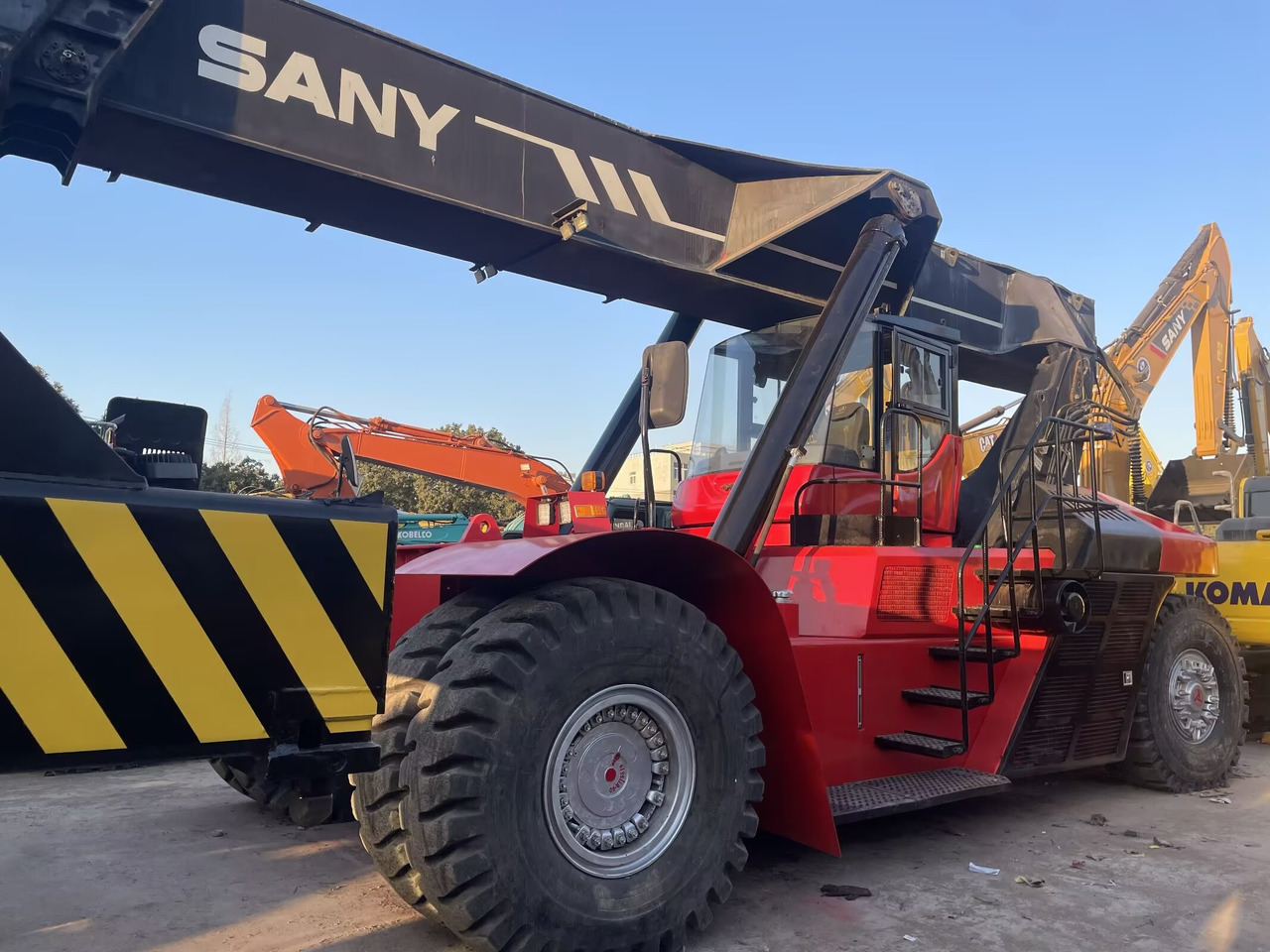 SANY SRSC 45 C30 45 TON REACH STACKER - Dizalica za kontejnere: slika 3 SANY SRSC 45 C30 45 TON REACH STACKER - Dizalica za kontejnere: slika 3
