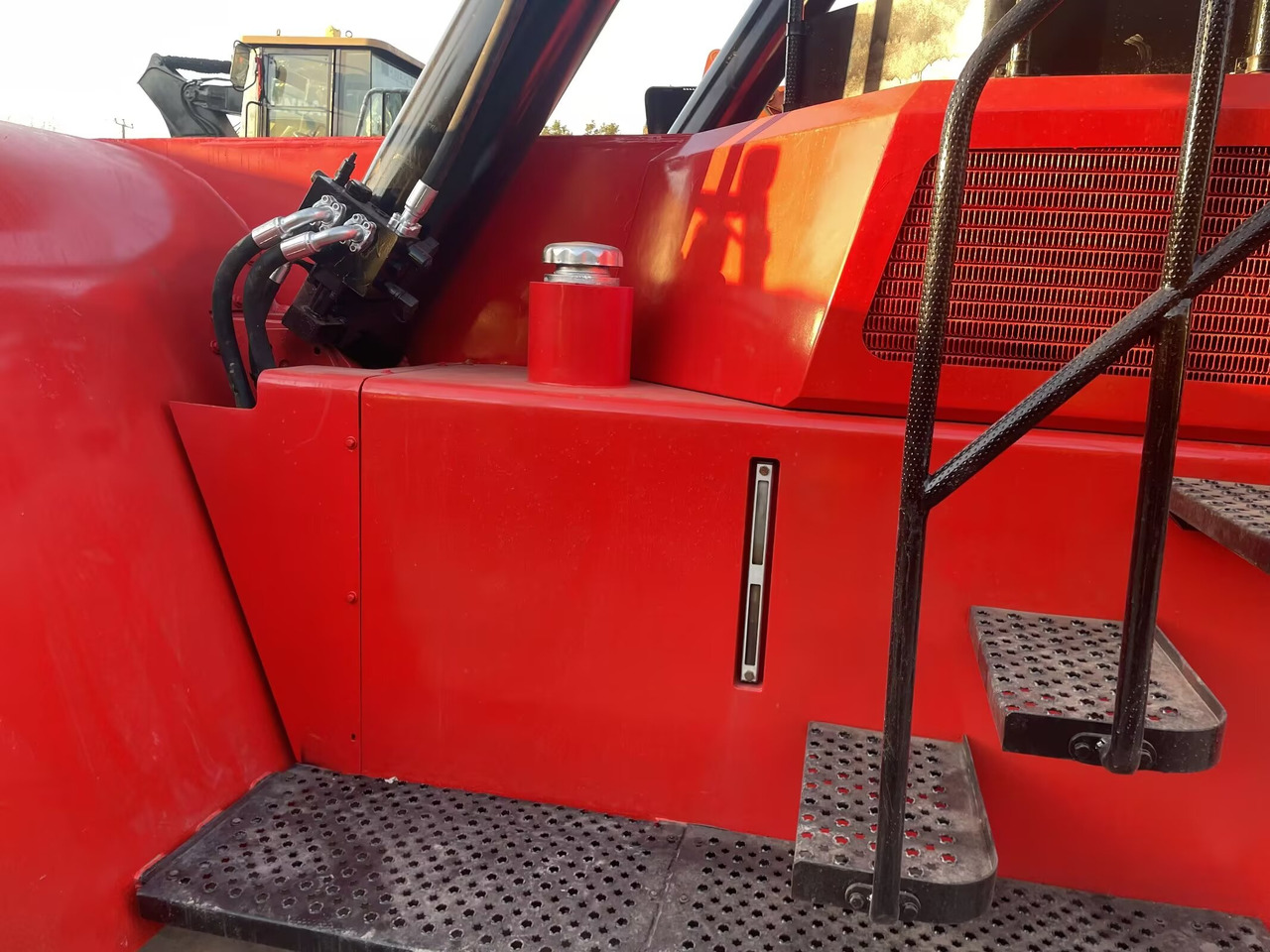 SANY SRSC 45 C30 45 TON REACH STACKER - Dizalica za kontejnere: slika 4 SANY SRSC 45 C30 45 TON REACH STACKER - Dizalica za kontejnere: slika 4
