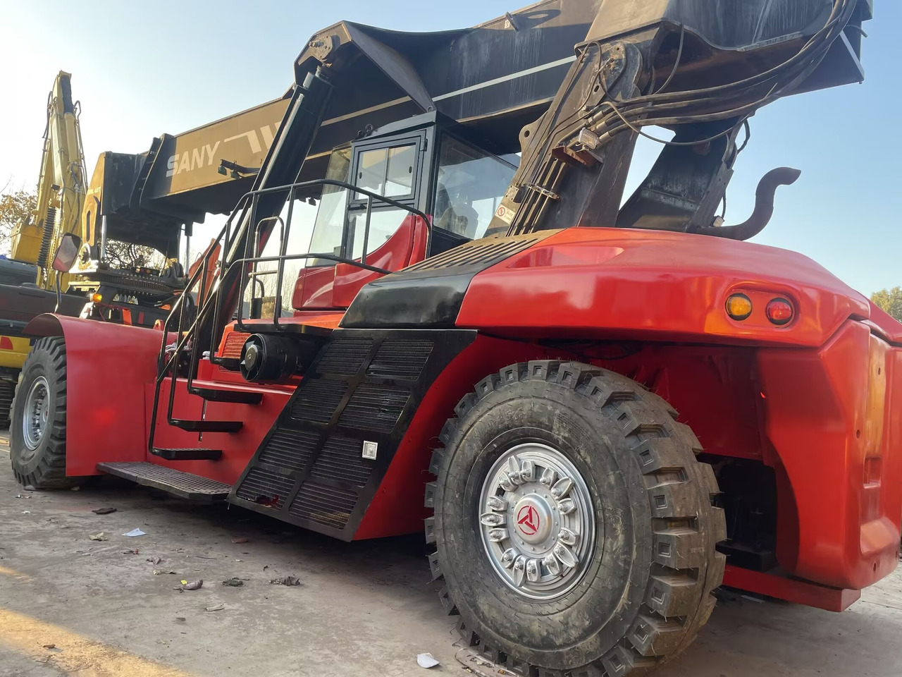 SANY SRSC 45 C30 45 TON REACH STACKER - Dizalica za kontejnere: slika 5 SANY SRSC 45 C30 45 TON REACH STACKER - Dizalica za kontejnere: slika 5