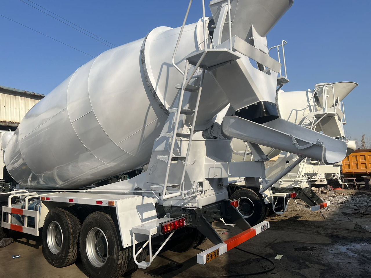 SINOTRUK HOWO 371 8X4 16 Cubic Meter SINOTRUK Howo Concrete Mixer Truck - Mešalica za beton: slika 5 SINOTRUK HOWO 371 8X4 16 Cubic Meter SINOTRUK Howo Concrete Mixer Truck - Mešalica za beton: slika 5