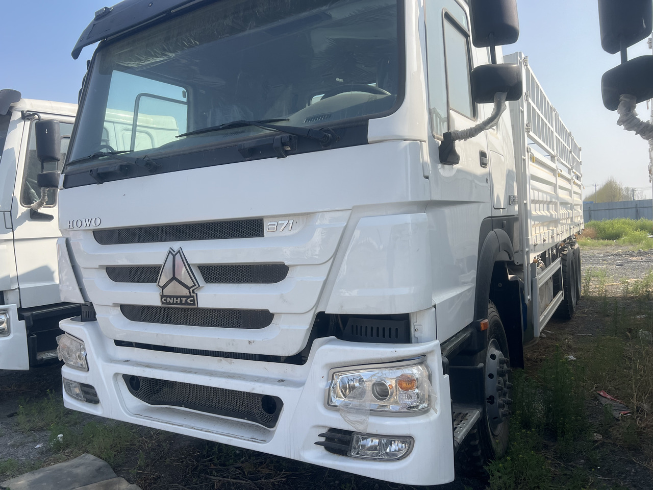 SINOTRUK HOWO 6*4 WITH FENCE - Istovarivač: slika 2 SINOTRUK HOWO 6*4 WITH FENCE - Istovarivač: slika 2