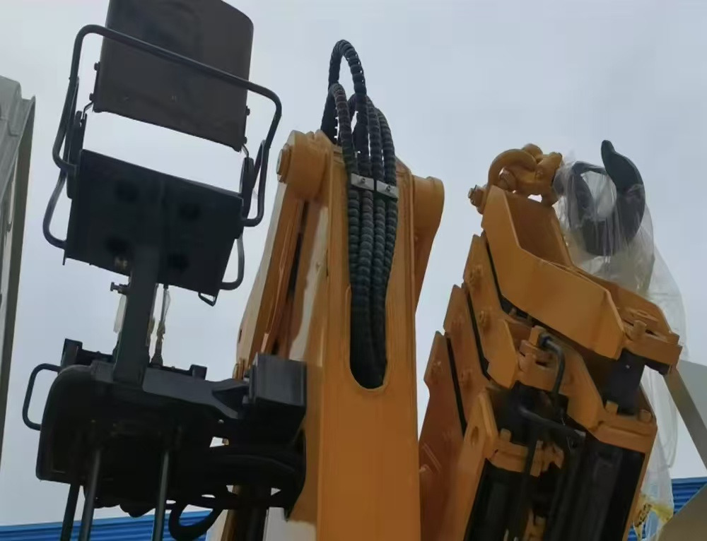 SINOTRUK HOWO 8 TON Knuckle Boom Crane TRUCK MOUNTED CRANE - Kamion sa dizalicom: slika 4 SINOTRUK HOWO 8 TON Knuckle Boom Crane TRUCK MOUNTED CRANE - Kamion sa dizalicom: slika 4