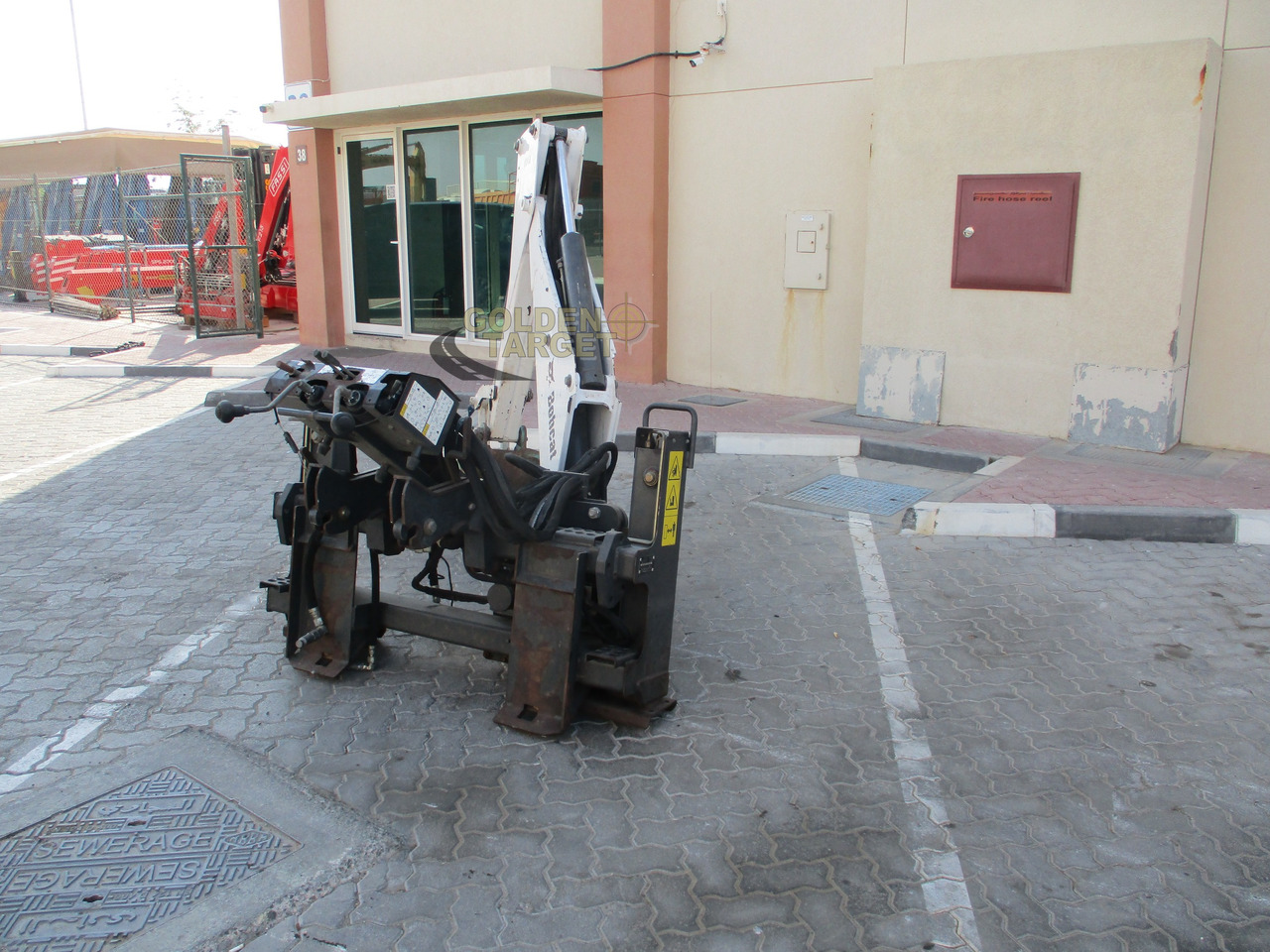 BOBCAT Skid Steer R30S Backhoe Attachment - Utovarna kašika za Mini utovarivač: slika 4 BOBCAT Skid Steer R30S Backhoe Attachment - Utovarna kašika za Mini utovarivač: slika 4