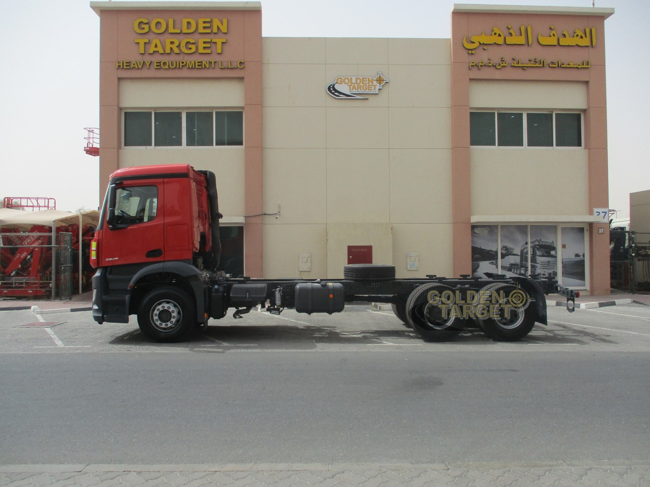Kamion sa golom šasijom i zatvorenom kabinom novi MERCEDES-BENZ Arocs 3348 6x4 Chassis: slika 6