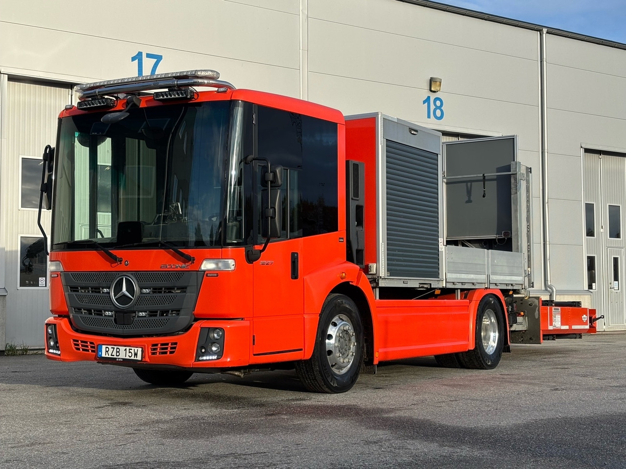 TMA-bil Mercedes-Benz Econic 1827 4x2 -2021 | Hiab-kran - Kamion sa tovarnim sandukom, Kamion sa dizalicom: slika 1 TMA-bil Mercedes-Benz Econic 1827 4x2 -2021 | Hiab-kran - Kamion sa tovarnim sandukom, Kamion sa dizalicom: slika 1
