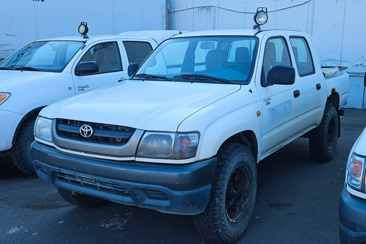 Toyota Hilux Double Cab 4x4 - SUVSUV: slika 2 Toyota Hilux Double Cab 4x4 - SUVSUV: slika 2