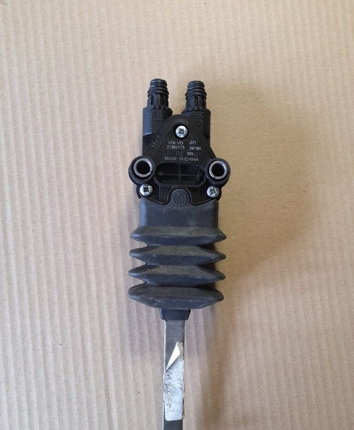 WABCO 21304773 Volvo FH / FM truck - Kabina i enterijer za Kamion: slika 3 WABCO 21304773 Volvo FH / FM truck - Kabina i enterijer za Kamion: slika 3