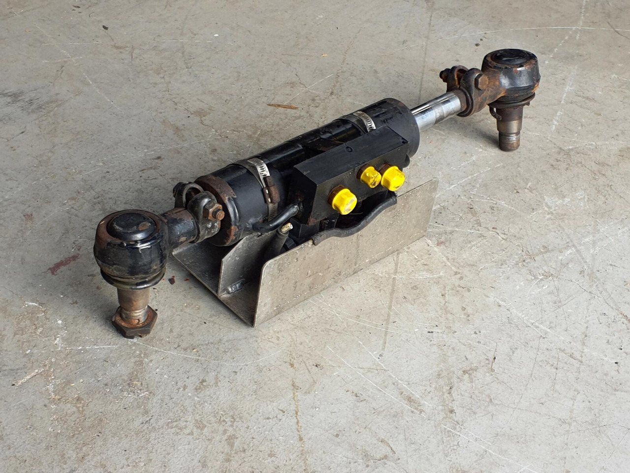 FAUN ATF 45-3 steering cilinder left axle 3 - Hidraulični cilindar za Pokretni kran: slika 4 FAUN ATF 45-3 steering cilinder left axle 3 - Hidraulični cilindar za Pokretni kran: slika 4