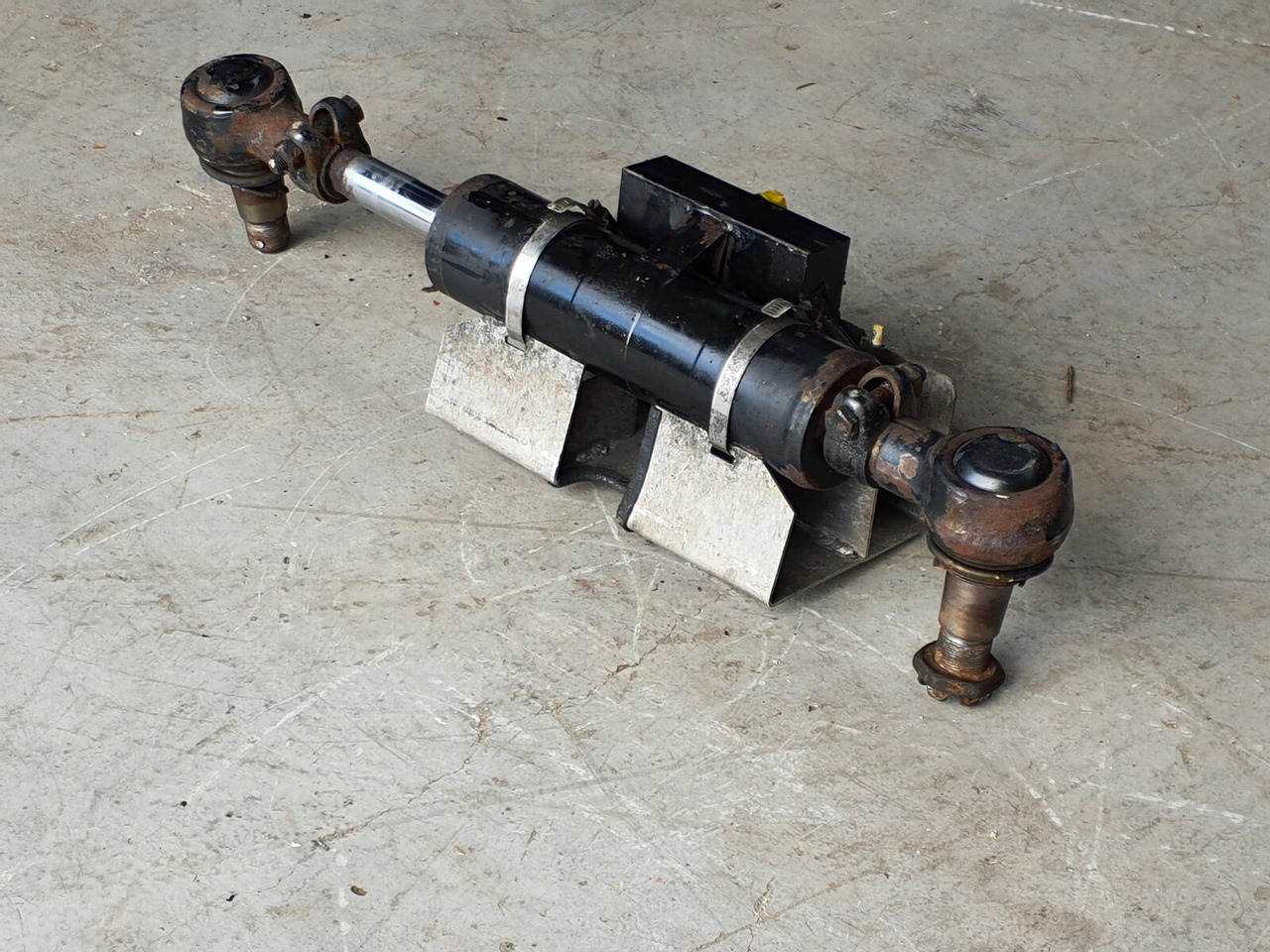 FAUN ATF 45-3 steering cilinder left axle 3 - Hidraulični cilindar za Pokretni kran: slika 2 FAUN ATF 45-3 steering cilinder left axle 3 - Hidraulični cilindar za Pokretni kran: slika 2