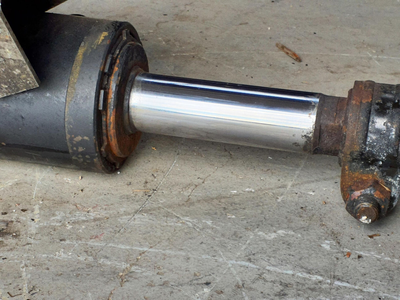 FAUN ATF 45-3 steering cilinder left axle 3 - Hidraulični cilindar za Pokretni kran: slika 5 FAUN ATF 45-3 steering cilinder left axle 3 - Hidraulični cilindar za Pokretni kran: slika 5