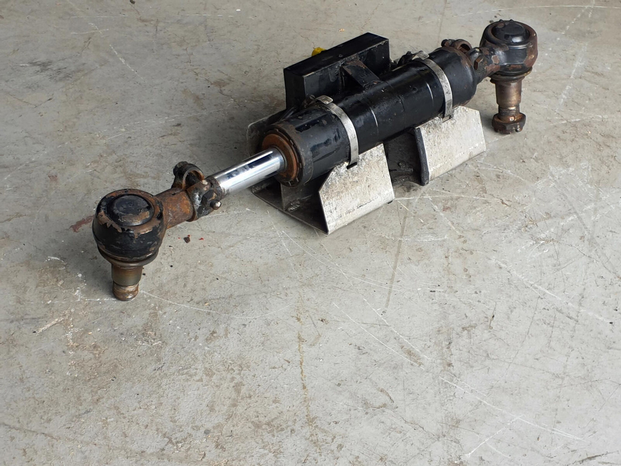 FAUN ATF 45-3 steering cilinder left axle 3 - Hidraulični cilindar za Pokretni kran: slika 1 FAUN ATF 45-3 steering cilinder left axle 3 - Hidraulični cilindar za Pokretni kran: slika 1