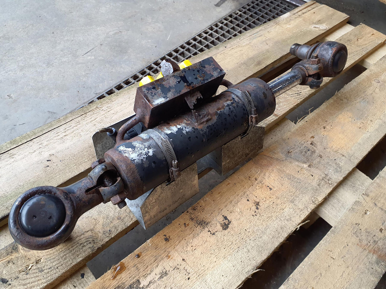 FAUN ATF 45-3 steering cilinder right axle 3 - Hidraulični cilindar za Pokretni kran: slika 4 FAUN ATF 45-3 steering cilinder right axle 3 - Hidraulični cilindar za Pokretni kran: slika 4