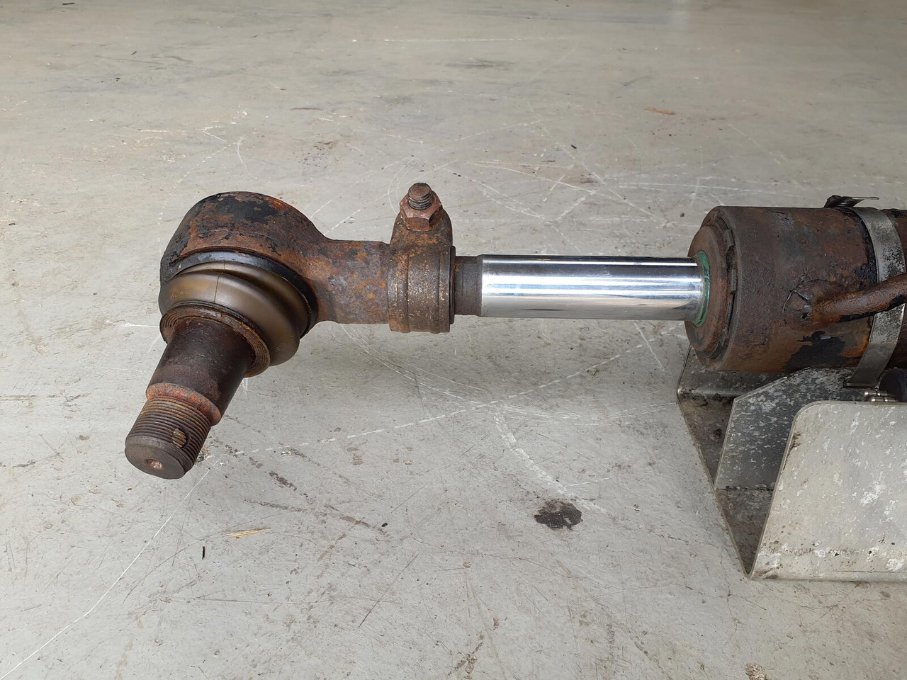 FAUN ATF 45-3 steering cilinder right axle 3 - Hidraulični cilindar za Pokretni kran: slika 5 FAUN ATF 45-3 steering cilinder right axle 3 - Hidraulični cilindar za Pokretni kran: slika 5