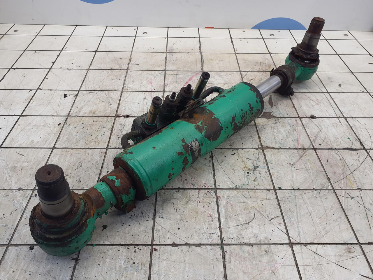 FAUN ATF 60-3 axle 3 steering lock cylinder left side - Hidraulični cilindar za Pokretni kran: slika 4 FAUN ATF 60-3 axle 3 steering lock cylinder left side - Hidraulični cilindar za Pokretni kran: slika 4