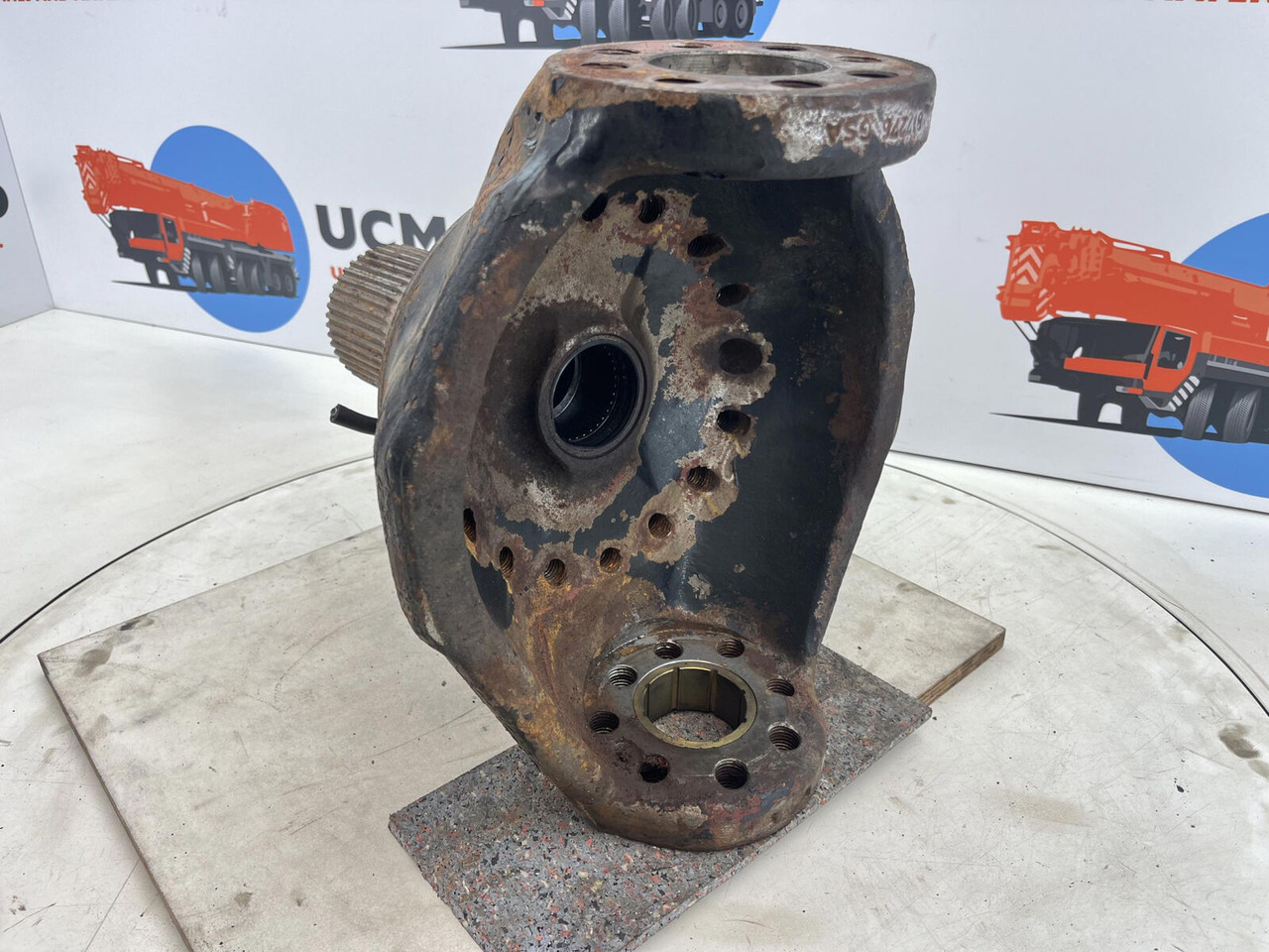 FAUN RTF 40 Steering knuckle 16 holes axle 3 - Rukavc točka za Kran: slika 4 FAUN RTF 40 Steering knuckle 16 holes axle 3 - Rukavc točka za Kran: slika 4