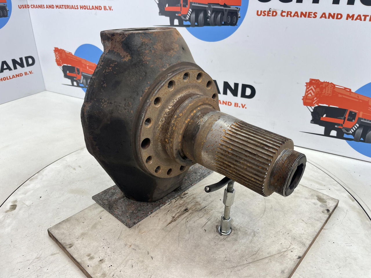 FAUN RTF 40 Steering knuckle 16 holes axle 3 - Rukavc točka za Kran: slika 3 FAUN RTF 40 Steering knuckle 16 holes axle 3 - Rukavc točka za Kran: slika 3