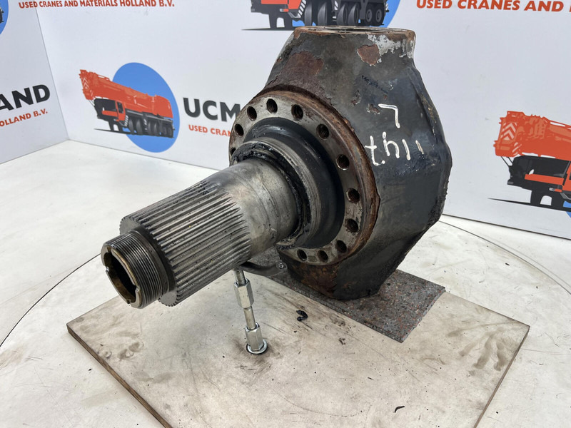 Faun ATF 45-3 Steering knuckle 16 holes axle 3 - Rukavc točka za Kran: slika 1 Faun ATF 45-3 Steering knuckle 16 holes axle 3 - Rukavc točka za Kran: slika 1