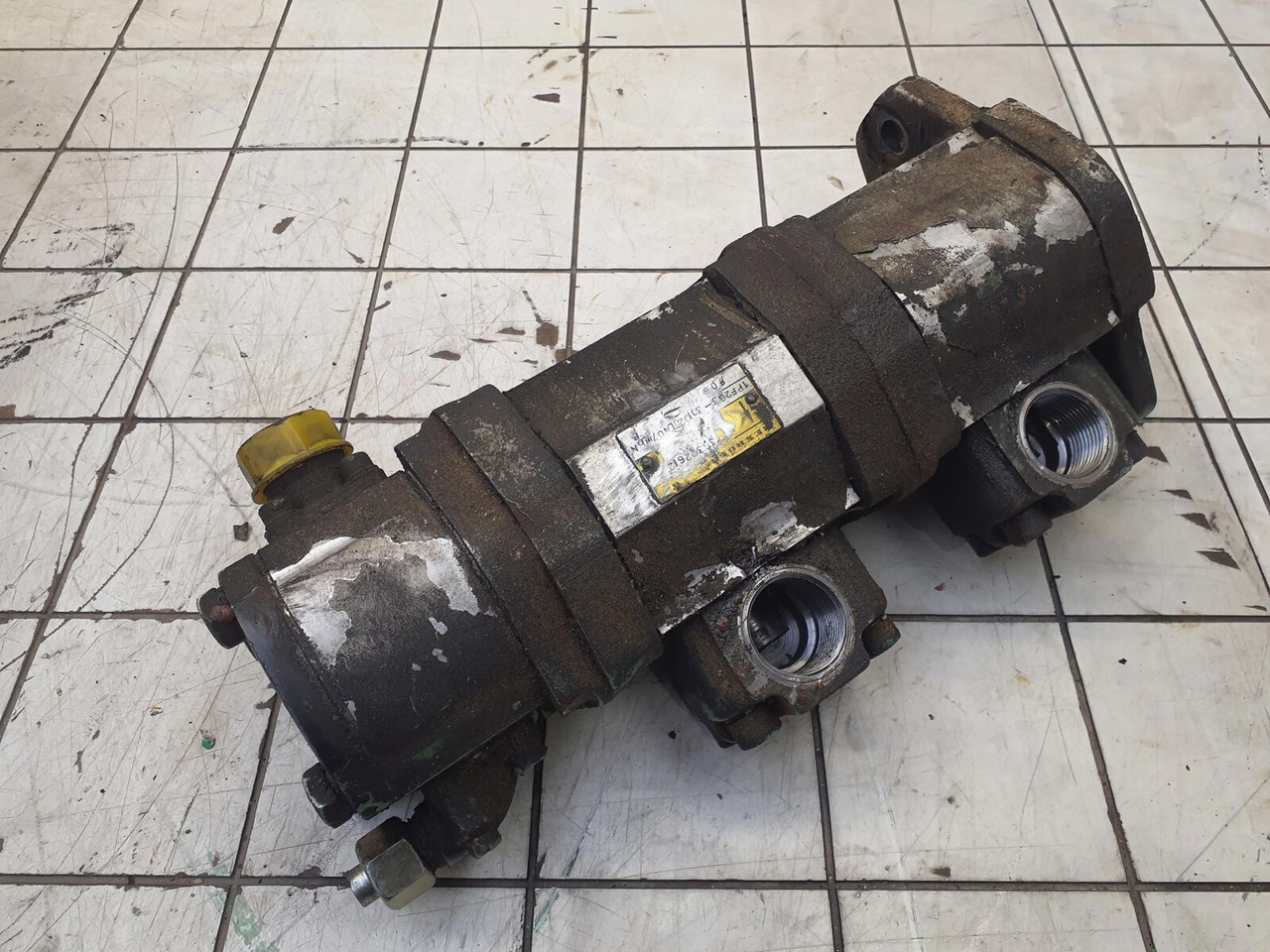 Krupp KMK 5100 3 way gear pump - Hidraulična pumpa za Pokretni kran: slika 3 Krupp KMK 5100 3 way gear pump - Hidraulična pumpa za Pokretni kran: slika 3