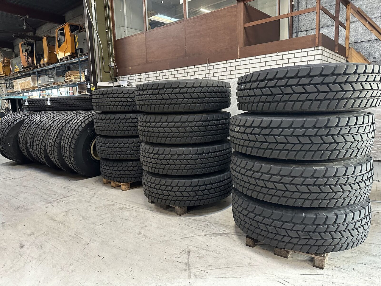 Liebherr Crane Tires/Rims for sale - Guma za Pokretni kran: slika 2 Liebherr Crane Tires/Rims for sale - Guma za Pokretni kran: slika 2