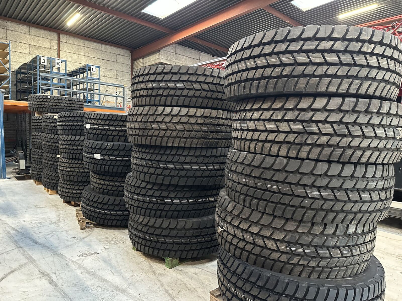 Liebherr Crane Tires/Rims for sale - Guma za Pokretni kran: slika 4 Liebherr Crane Tires/Rims for sale - Guma za Pokretni kran: slika 4