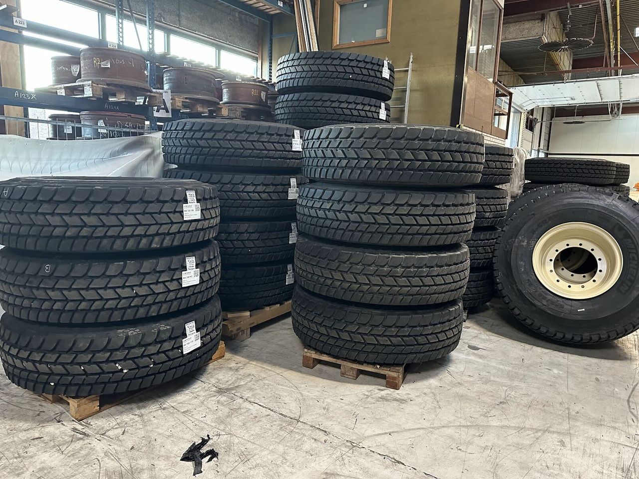 Liebherr Crane Tires/Rims for sale - Guma za Pokretni kran: slika 5 Liebherr Crane Tires/Rims for sale - Guma za Pokretni kran: slika 5