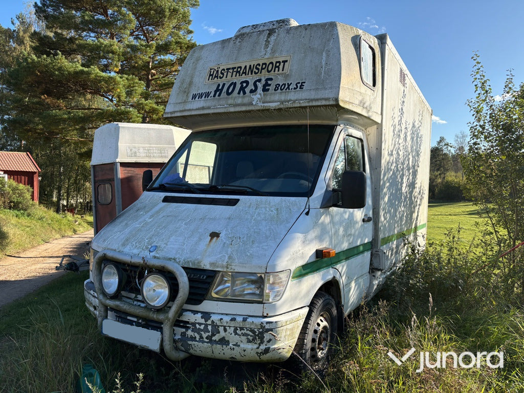 Hästlastbil Mercedes-Benz 312 D Automat - Kamioni za prevoz konja: slika 1 Hästlastbil Mercedes-Benz 312 D Automat - Kamioni za prevoz konja: slika 1