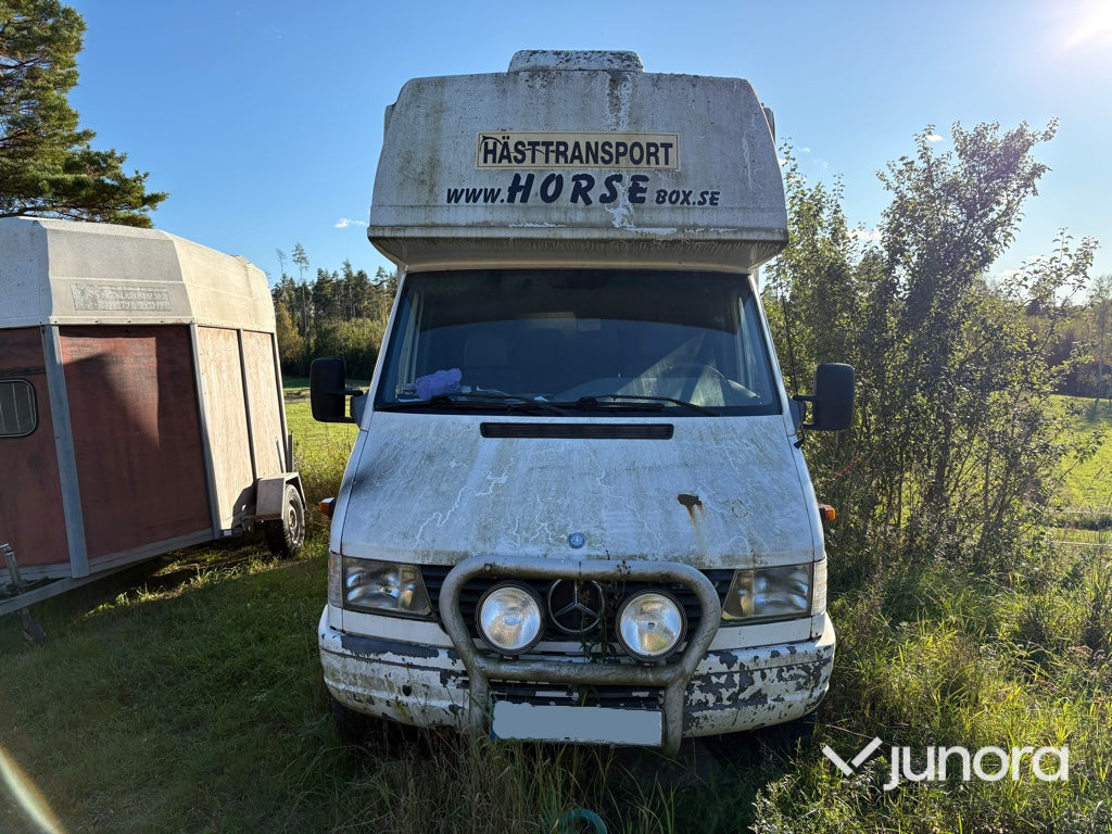 Hästlastbil Mercedes-Benz 312 D Automat - Kamioni za prevoz konja: slika 4 Hästlastbil Mercedes-Benz 312 D Automat - Kamioni za prevoz konja: slika 4