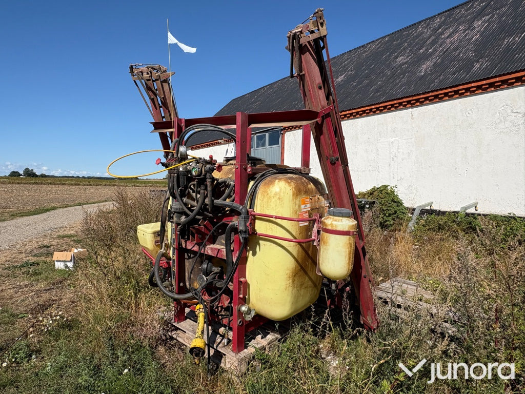 Växtspruta - Hardi, 1000L, 12M - Prskalica montirana na traktor: slika 1 Växtspruta - Hardi, 1000L, 12M - Prskalica montirana na traktor: slika 1