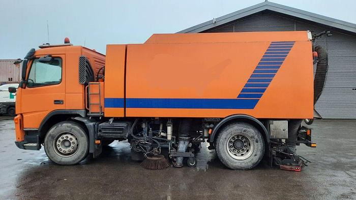 VOLVO M9 4x2R + Johnston Beam VX800 Road Cleaner - Autočistilica: slika 1 VOLVO M9 4x2R + Johnston Beam VX800 Road Cleaner - Autočistilica: slika 1