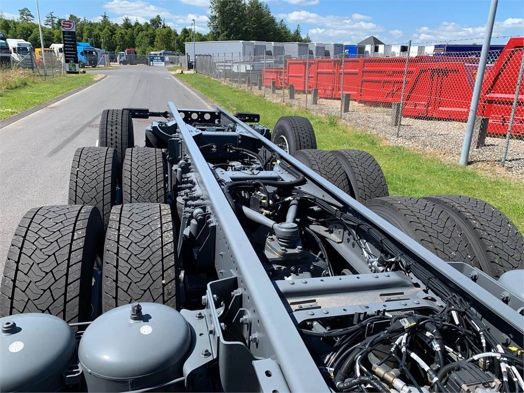 DAF XF 430 FAW 8x4*4 Tridem - Kamion sa golom šasijom i zatvorenom kabinom: slika 4 DAF XF 430 FAW 8x4*4 Tridem - Kamion sa golom šasijom i zatvorenom kabinom: slika 4