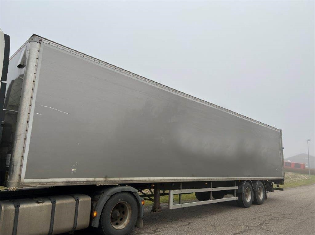 Fruehauf 13,6 mtr box - lodretstående lift - Poluprikolica sa zatvorenim sandukom: slika 3 Fruehauf 13,6 mtr box - lodretstående lift - Poluprikolica sa zatvorenim sandukom: slika 3