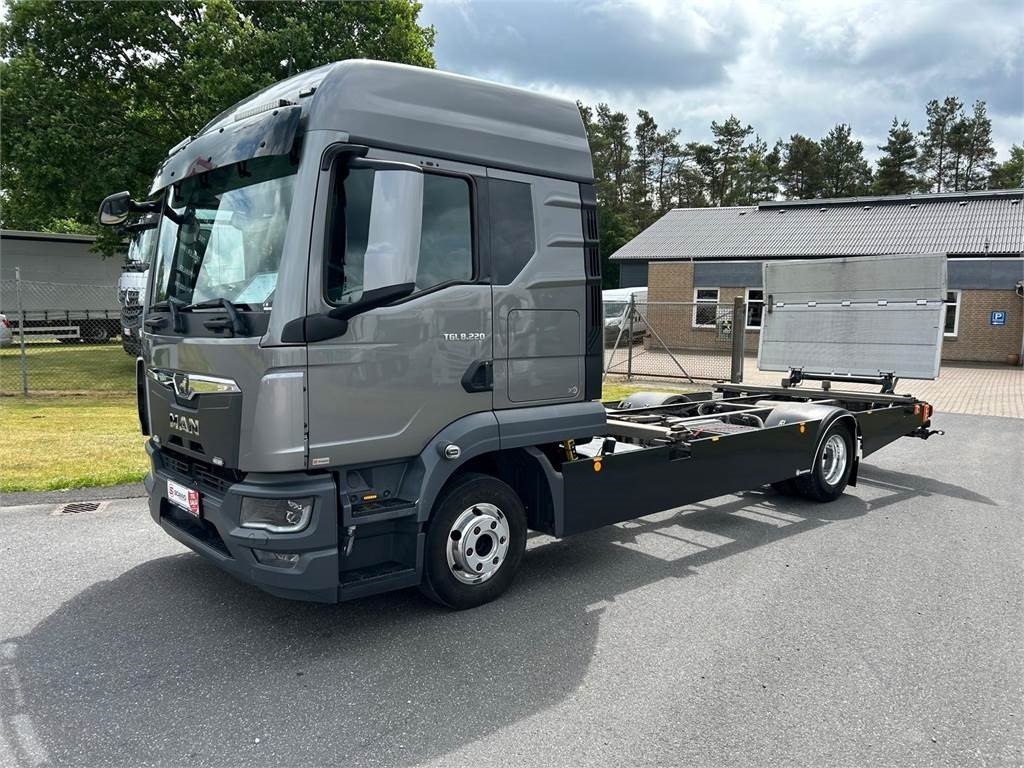MAN TGL 8-220 4x2 BL incl. 2 stk veksellad - Kamion sa zatvorenim sandukom: slika 2 MAN TGL 8-220 4x2 BL incl. 2 stk veksellad - Kamion sa zatvorenim sandukom: slika 2