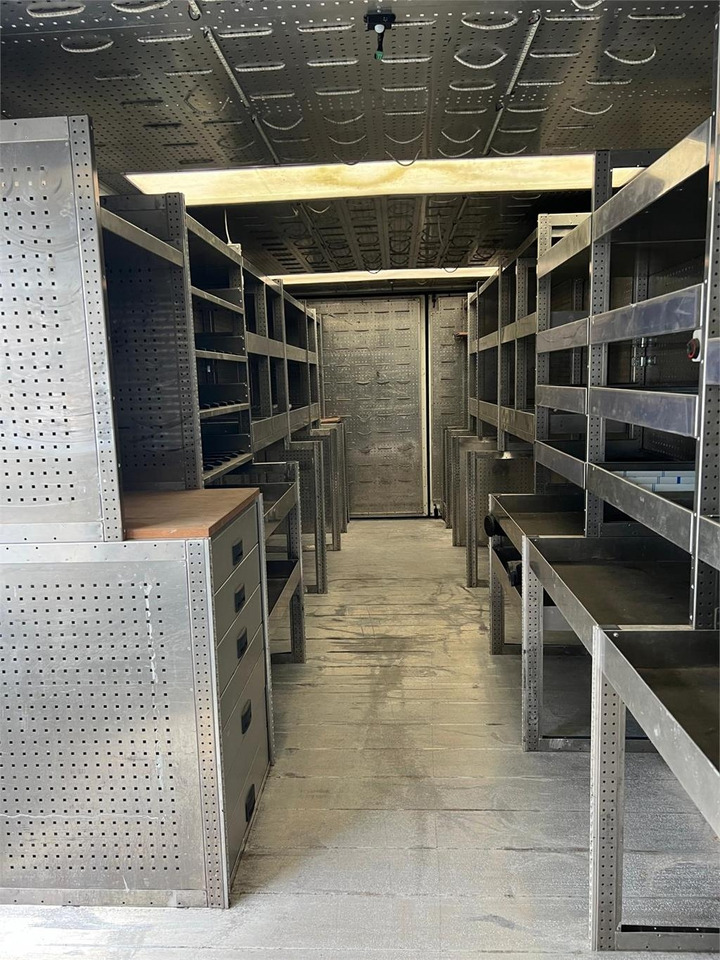 Kamion sa zatvorenim sandukom Mercedes-Benz Antos 1824 LnR: slika 6