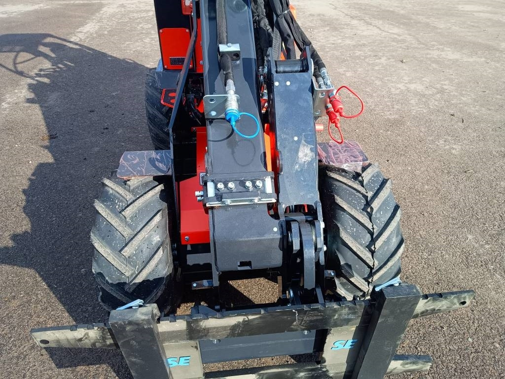Zglobni utovarivač novi Kubota RT105-2 TELEPUOMI: slika 12