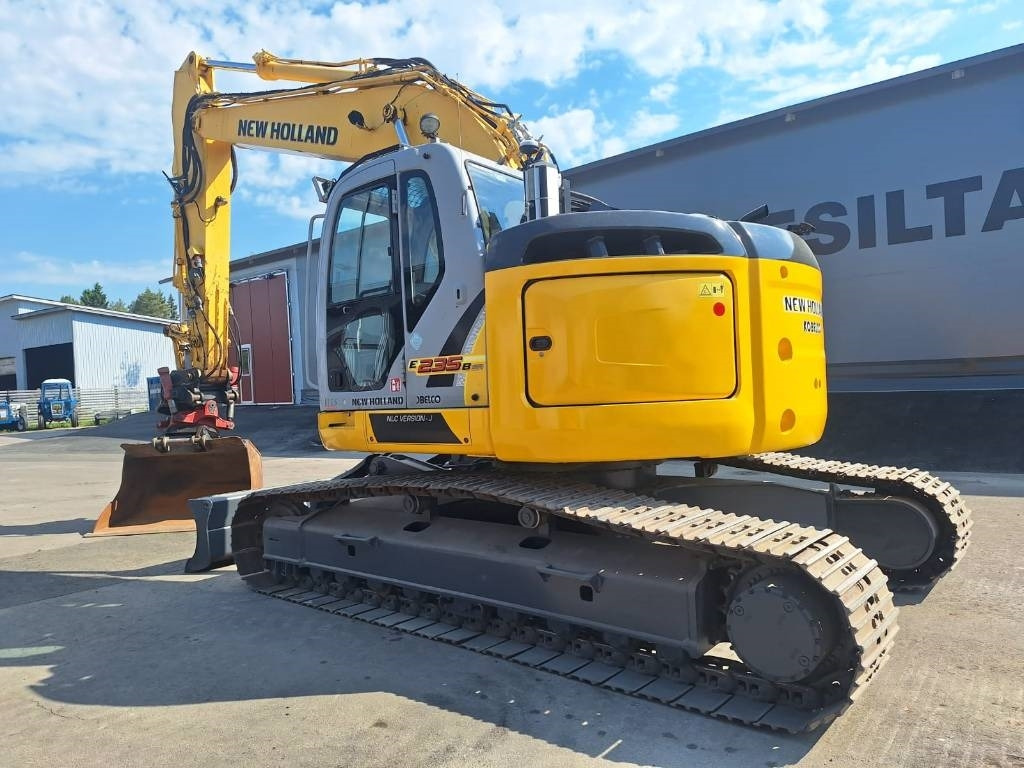 New Holland MYYTY! SOLD! E235BSRLC PYÖRITTÄJÄLLÄ - Bager guseničar: slika 2 New Holland MYYTY! SOLD! E235BSRLC PYÖRITTÄJÄLLÄ - Bager guseničar: slika 2