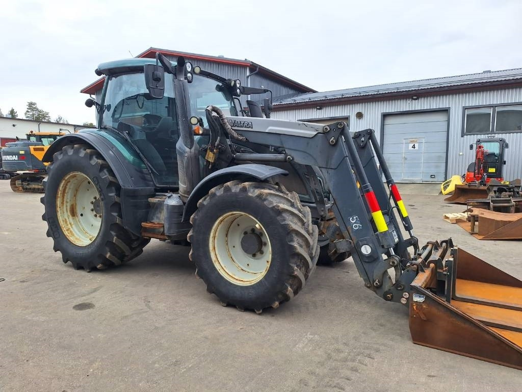 Valtra N174 VERSU ETUKUORMAAJALLA - Traktor: slika 5 Valtra N174 VERSU ETUKUORMAAJALLA - Traktor: slika 5