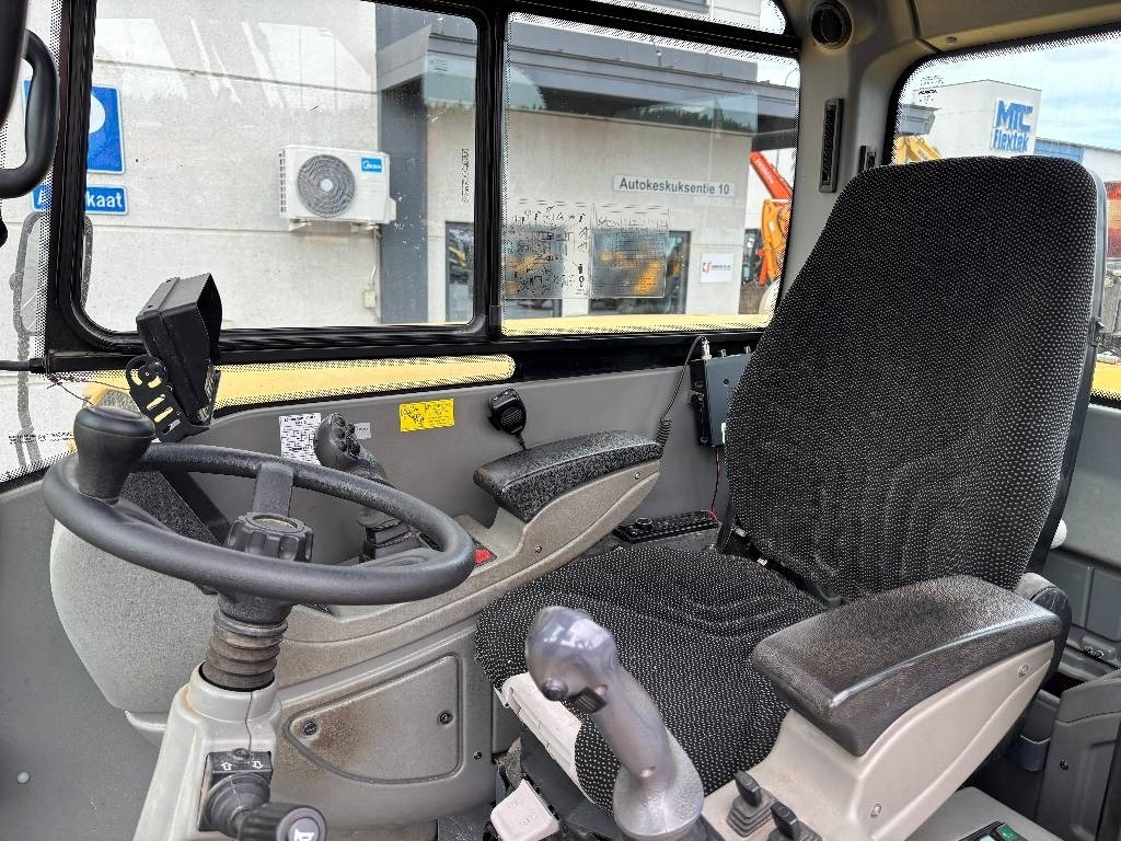 Bager točkaš Yanmar B110W PYÖRITTÄJÄLLÄ: slika 11