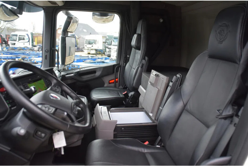Scania R 460 NGS 6x4NB - SUPER - FULL AIR - RETARDER - 96 TKM - PARK. AIRCO - HYDRAULIC SYSTEM - LED - LEATHER SEATS - EXCELLENT CONDIT - Tegljač: slika 5 Scania R 460 NGS 6x4NB - SUPER - FULL AIR - RETARDER - 96 TKM - PARK. AIRCO - HYDRAULIC SYSTEM - LED - LEATHER SEATS - EXCELLENT CONDIT - Tegljač: slika 5