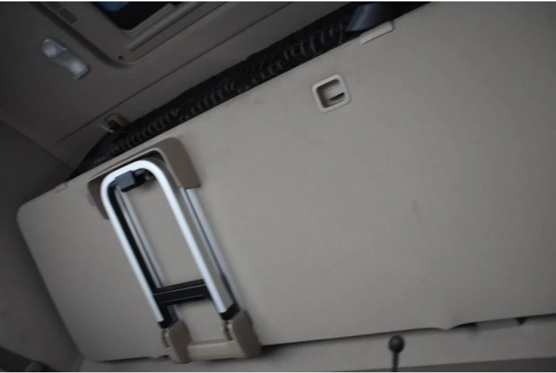 Scania R490 TL 6x2/4 - RETARDER - ACC - DIFF. LOCK - 2 x FUEL TANKS - 2 BEDS - EXCELLENT CONDITION - - Tegljač: slika 5 Scania R490 TL 6x2/4 - RETARDER - ACC - DIFF. LOCK - 2 x FUEL TANKS - 2 BEDS - EXCELLENT CONDITION - - Tegljač: slika 5