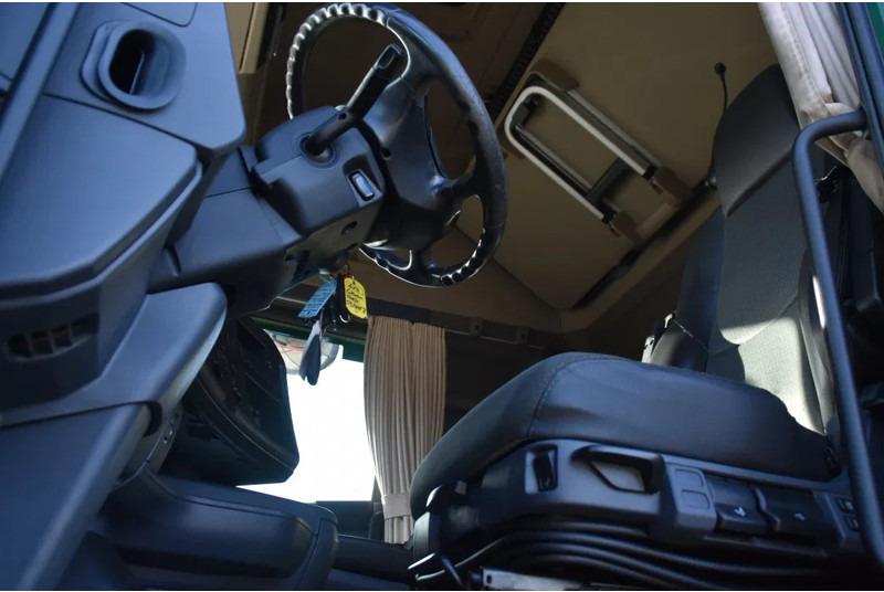 Scania R490 TL 6x2/4 - RETARDER - ACC - DIFF. LOCK - 2 x FUEL TANKS - 2 BEDS - EXCELLENT CONDITION - - Tegljač: slika 4 Scania R490 TL 6x2/4 - RETARDER - ACC - DIFF. LOCK - 2 x FUEL TANKS - 2 BEDS - EXCELLENT CONDITION - - Tegljač: slika 4