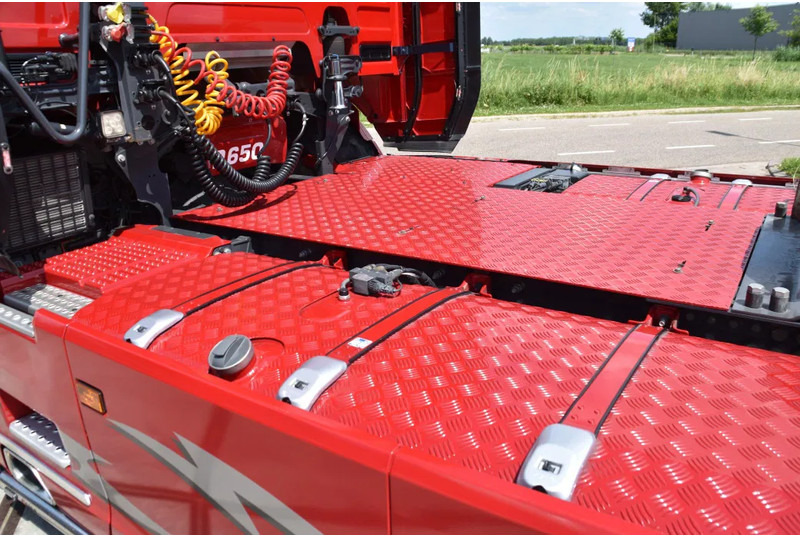Scania R650 V8 NGS 4x2NB - LIKE NEW - RETARDER - FULL AIR - PARK. AIRCO - 4 POINT AIR SUSP. - 2 x FUEL TANKS - ALCOA'S - - Tegljač: slika 4 Scania R650 V8 NGS 4x2NB - LIKE NEW - RETARDER - FULL AIR - PARK. AIRCO - 4 POINT AIR SUSP. - 2 x FUEL TANKS - ALCOA'S - - Tegljač: slika 4