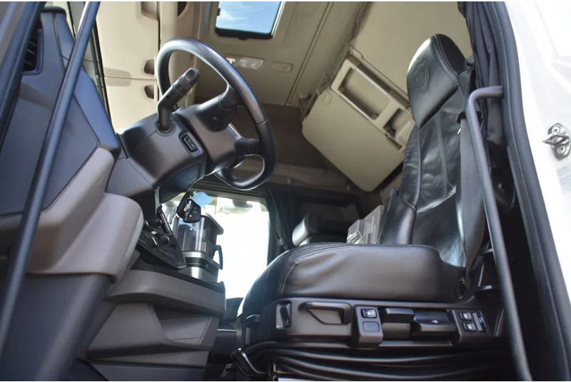 Scania S450 NGS 4x2 - RETARDER - 709 TKM - PARK. AIRCO - LEATHER SEATS - 2 x FUEL TANKS - LED LIGHTS - TOP CONDITION - - Tegljač: slika 4 Scania S450 NGS 4x2 - RETARDER - 709 TKM - PARK. AIRCO - LEATHER SEATS - 2 x FUEL TANKS - LED LIGHTS - TOP CONDITION - - Tegljač: slika 4