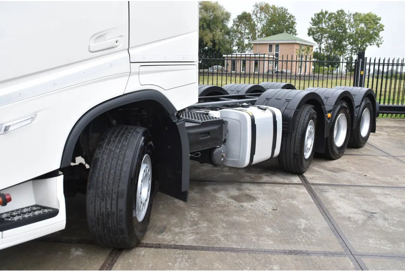 Volvo FH 500 Globe 8x2/4 - 147 TKM - PARK. AIRCO - 10 TONS FRONT AXLE - LEATHER SEATS - PTO - LED LIGHTS - TOP CONDITION - - Kamion sa golom šasijom i zatvorenom kabinom: slika 4 Volvo FH 500 Globe 8x2/4 - 147 TKM - PARK. AIRCO - 10 TONS FRONT AXLE - LEATHER SEATS - PTO - LED LIGHTS - TOP CONDITION - - Kamion sa golom šasijom i zatvorenom kabinom: slika 4