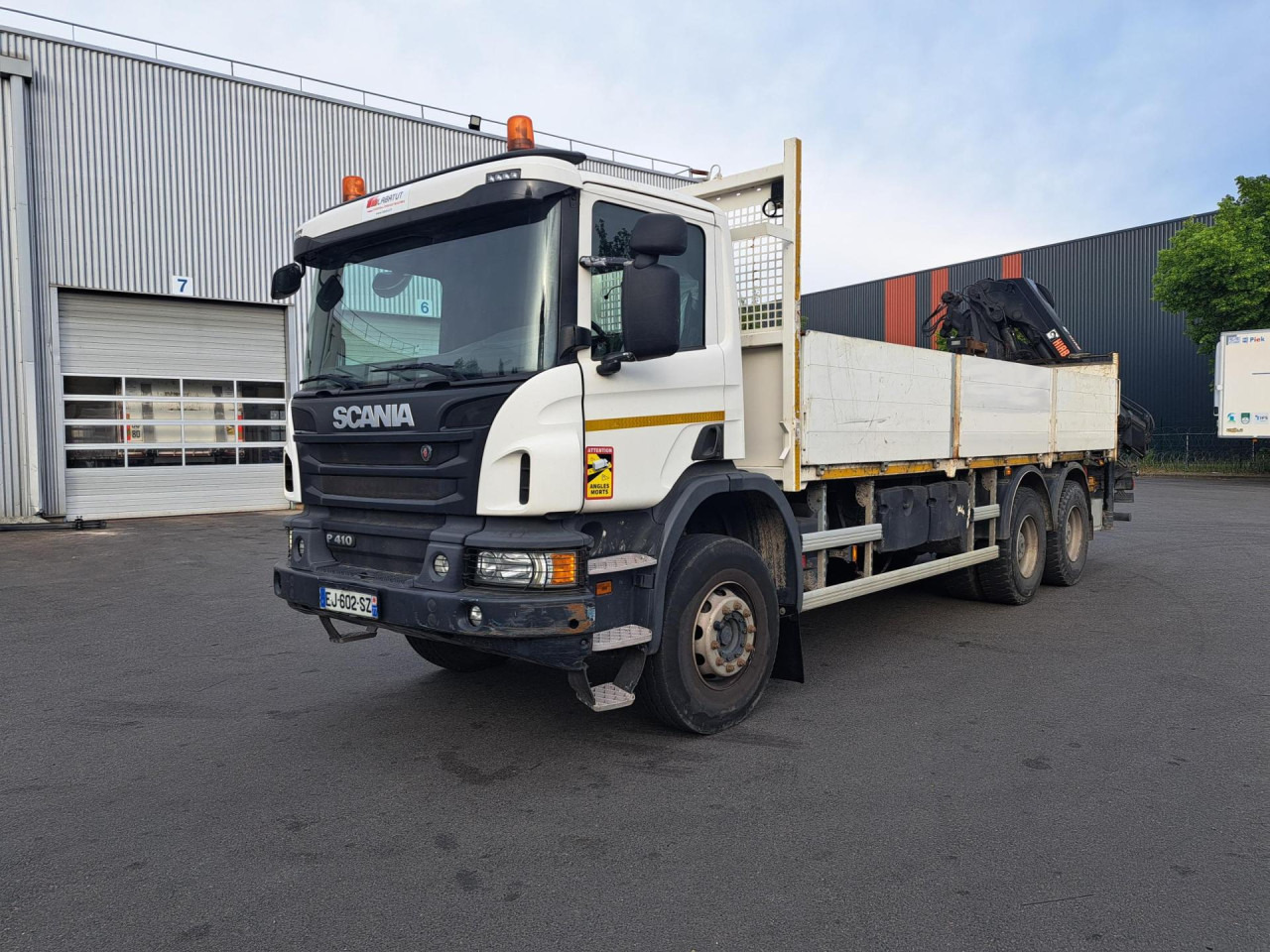 SCANIA SCANIA P 410 PLAT GRUE 18tm - Kamion sa golom šasijom i zatvorenom kabinom: slika 1 SCANIA SCANIA P 410 PLAT GRUE 18tm - Kamion sa golom šasijom i zatvorenom kabinom: slika 1
