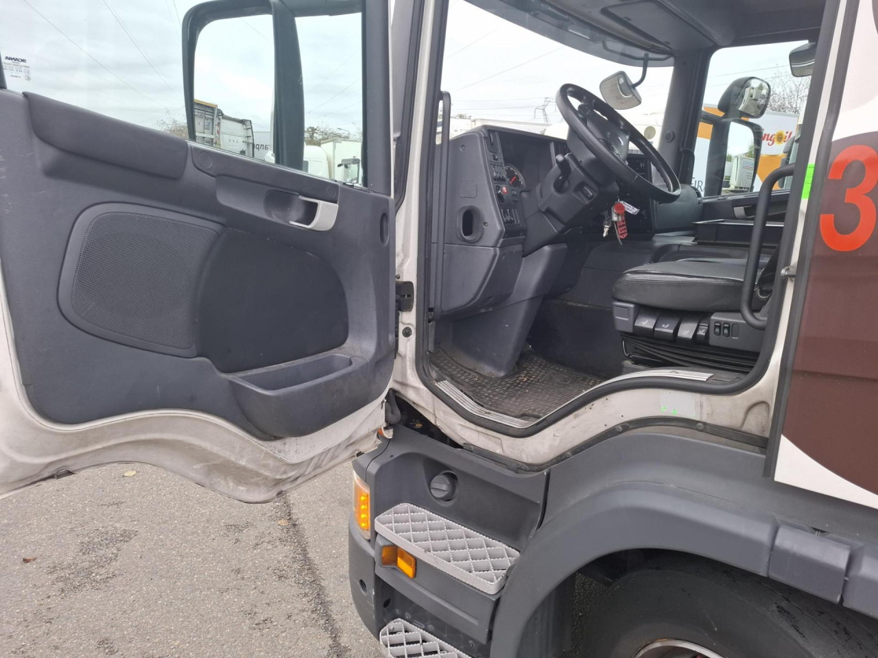 SCANIA SCANIA P250 Fourgon Hayon - Kamion sa golom šasijom i zatvorenom kabinom: slika 2 SCANIA SCANIA P250 Fourgon Hayon - Kamion sa golom šasijom i zatvorenom kabinom: slika 2