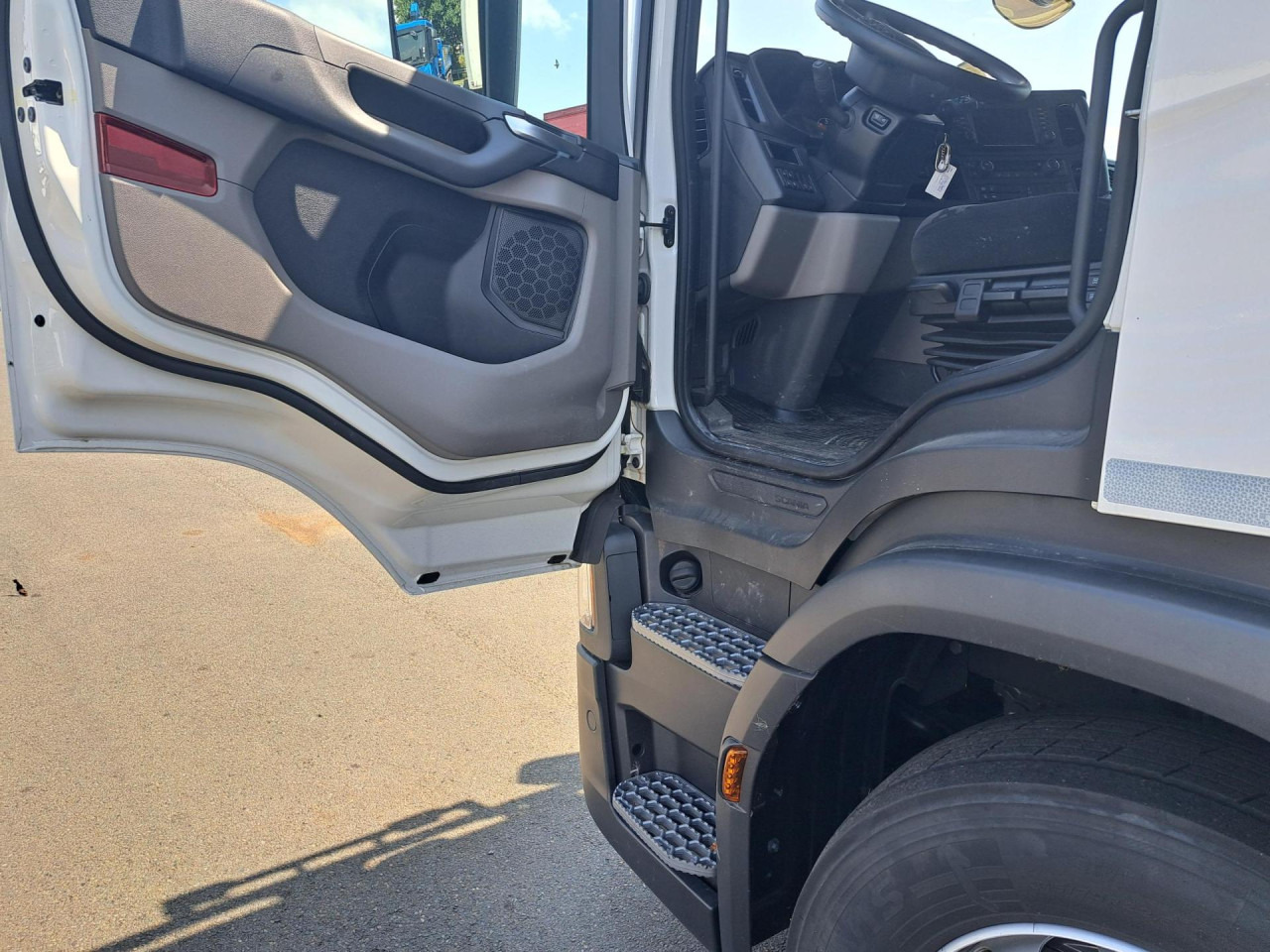 SCANIA SCANIA P280 4x2 Fourgon /Hayon 9L - Kamion sa golom šasijom i zatvorenom kabinom: slika 2 SCANIA SCANIA P280 4x2 Fourgon /Hayon 9L - Kamion sa golom šasijom i zatvorenom kabinom: slika 2