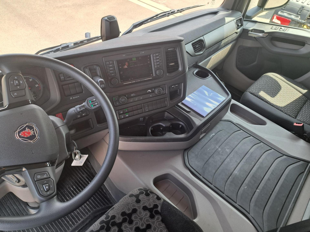 SCANIA SCANIA P280 4x2 Fourgon /Hayon 9L - Kamion sa golom šasijom i zatvorenom kabinom: slika 4 SCANIA SCANIA P280 4x2 Fourgon /Hayon 9L - Kamion sa golom šasijom i zatvorenom kabinom: slika 4